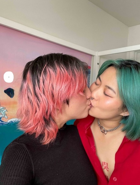pink hair free naked picture