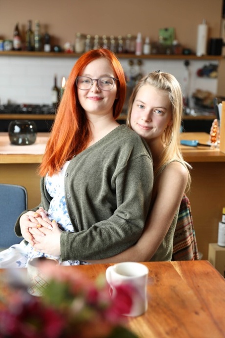 mannen tittar på frun trevlig samling