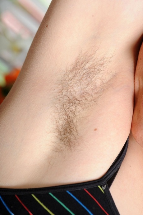 毛深い脇の下 セクシーヌード 画像