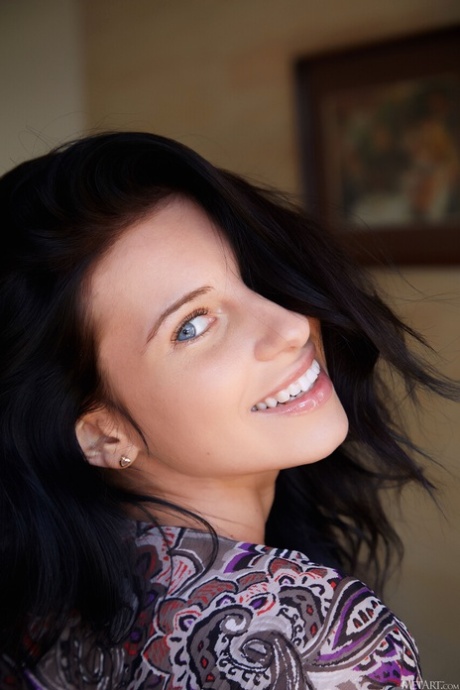 brunetka niebieskie oczy wysoka jakość galerie