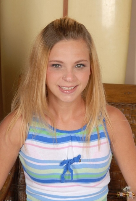 petite blonde beautiful galleries
