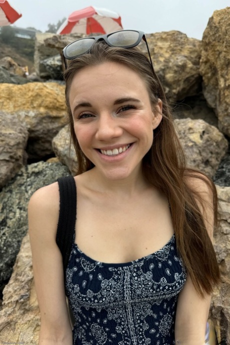 brunette bril naakt vrij galerij