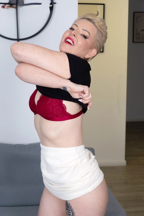 abuela desvistiéndose bastante pornografico fotos