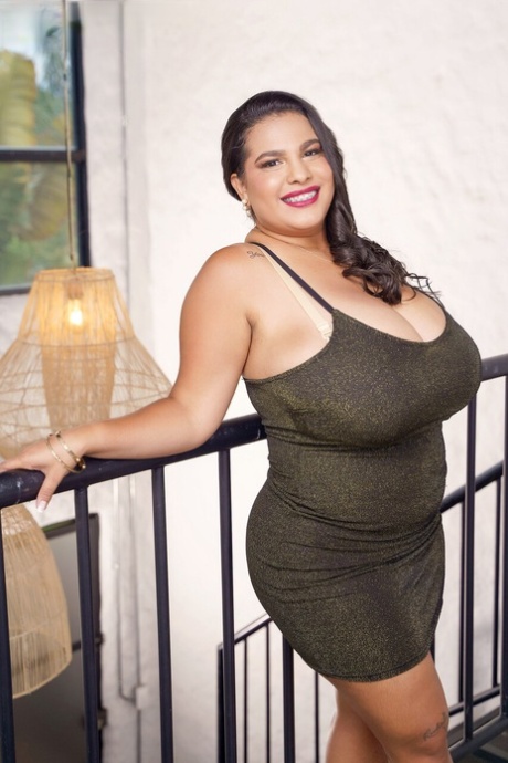 latina aux gros seins nu image
