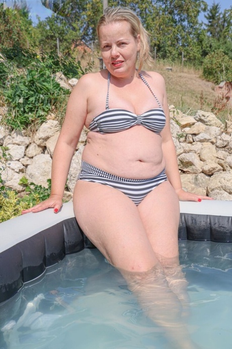 křivky bikiny žhavá erotika fotky