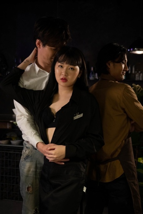 背の高いアジア人 ホットセックス ギャラリー