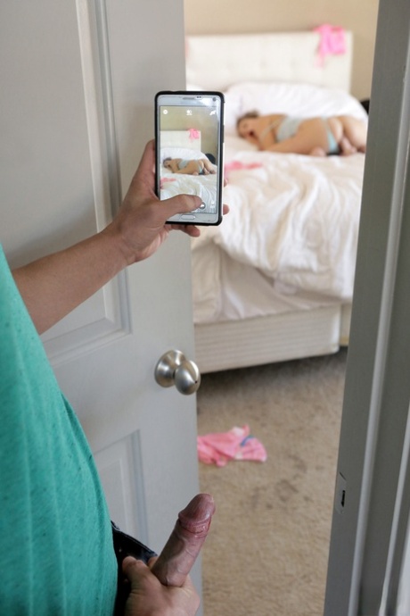 自慰行為をしているところを見つかった 裸 写真