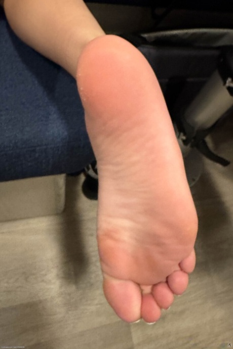 瘦小的青少年脚 藝術色情 圖片