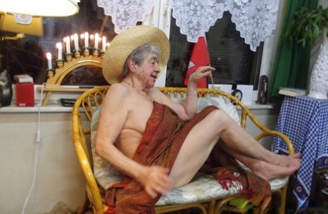vieille dame assez nue des photos