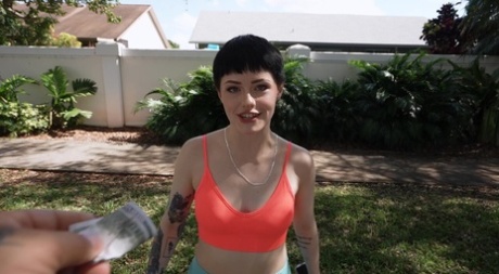 ragazza alta che scopa bellissimo hd img