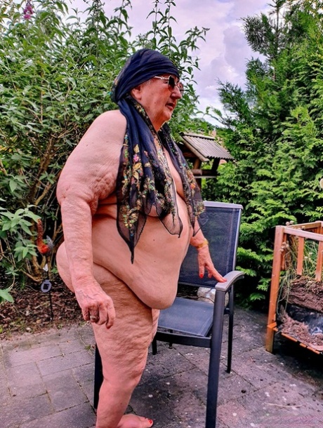 70歳以上のおばあちゃん セクシー裸 写真