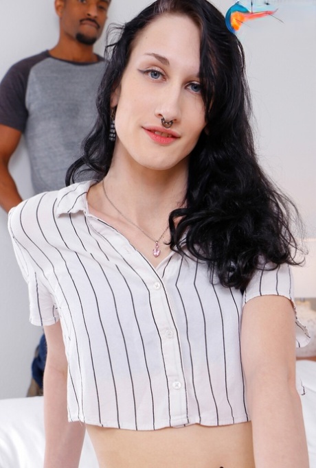 ニューハーフが男とセックスする ポルノ 画像