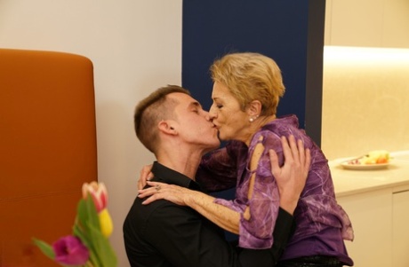 la nonna seduce il ragazzo caldo hd galleria
