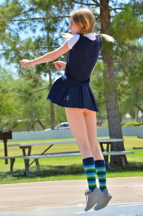 colegiala con falda levantada agradable erótico imagen