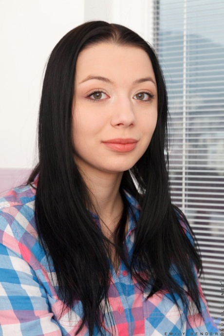 Emily Bender exclusive model img