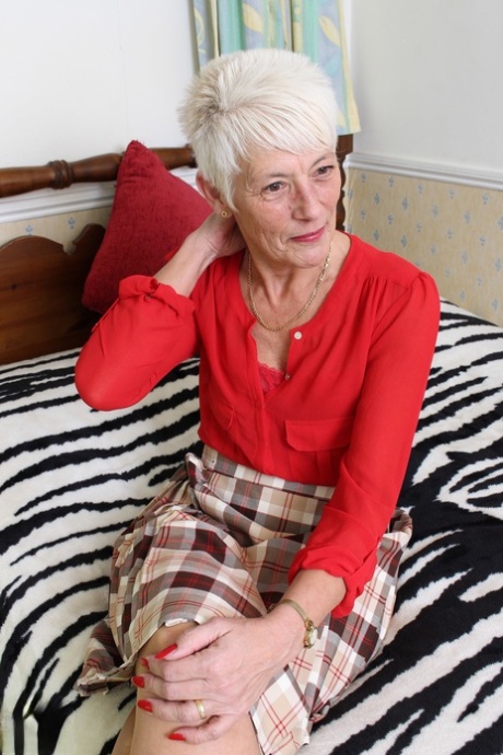 bedstemor med kort hår sexet høj kvalitet pic