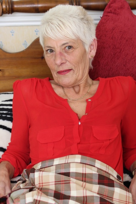 abuela de pelo corto hermoso foto